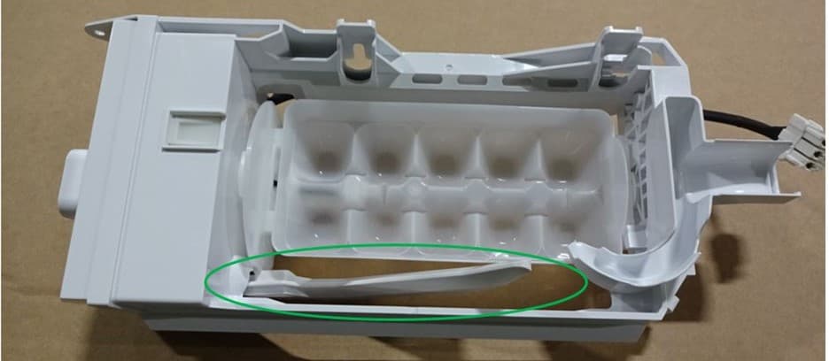 Ice maker ice level detector arm