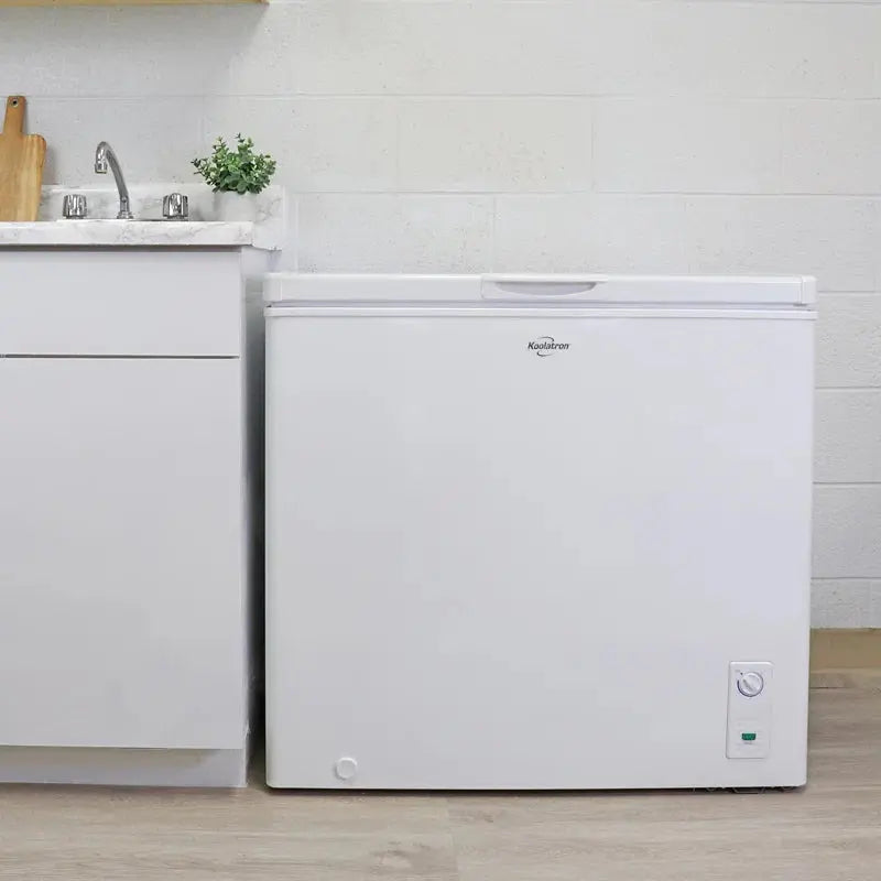 Koolatron Large Chest Freezer 7.0 Cu Ft (195L) White, Manual Defrost | Fridge.com