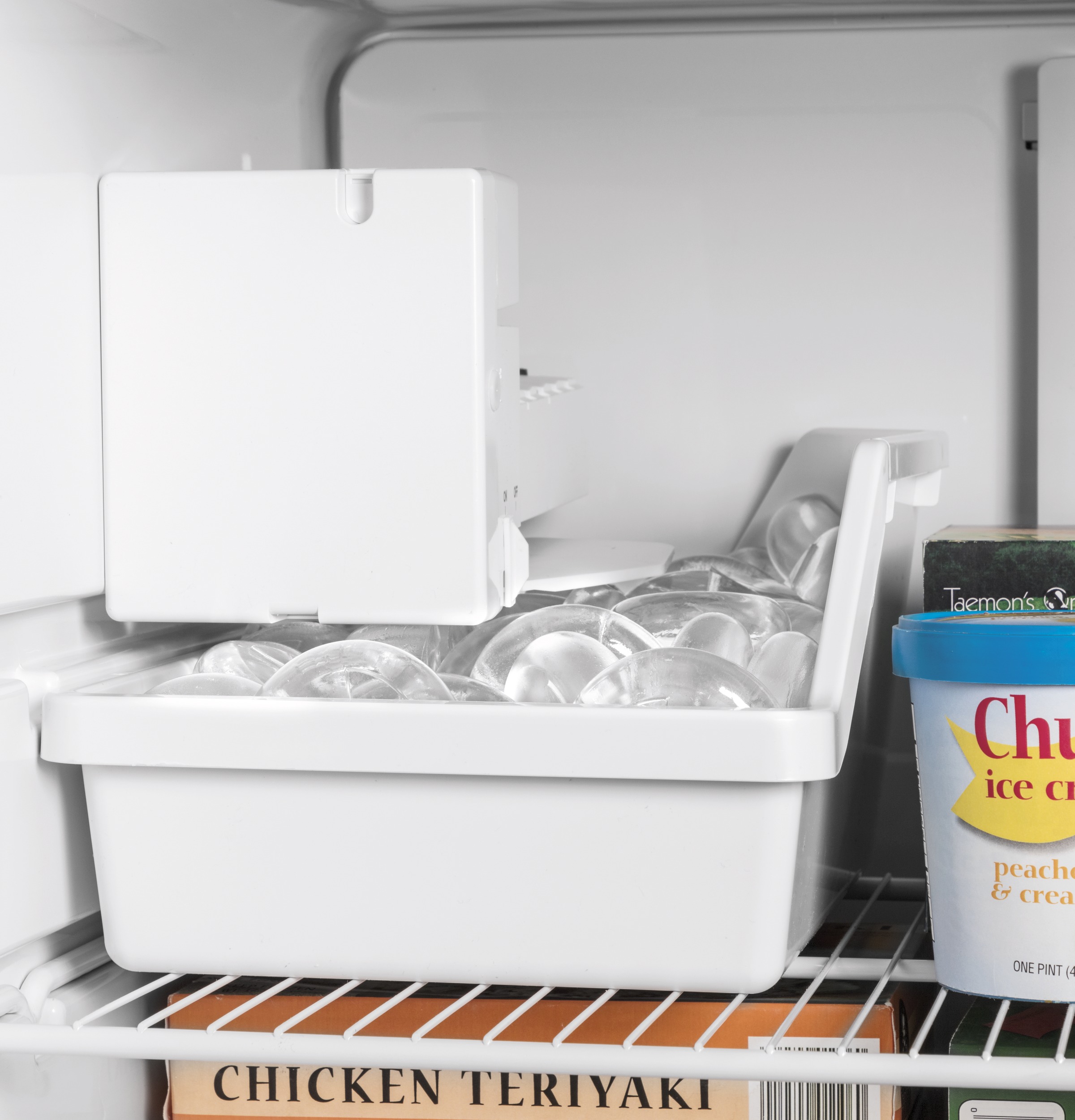 28" Energy Star Top Freezer 16.6 cu. ft. Refrigerator - View 6 | Fridge.com