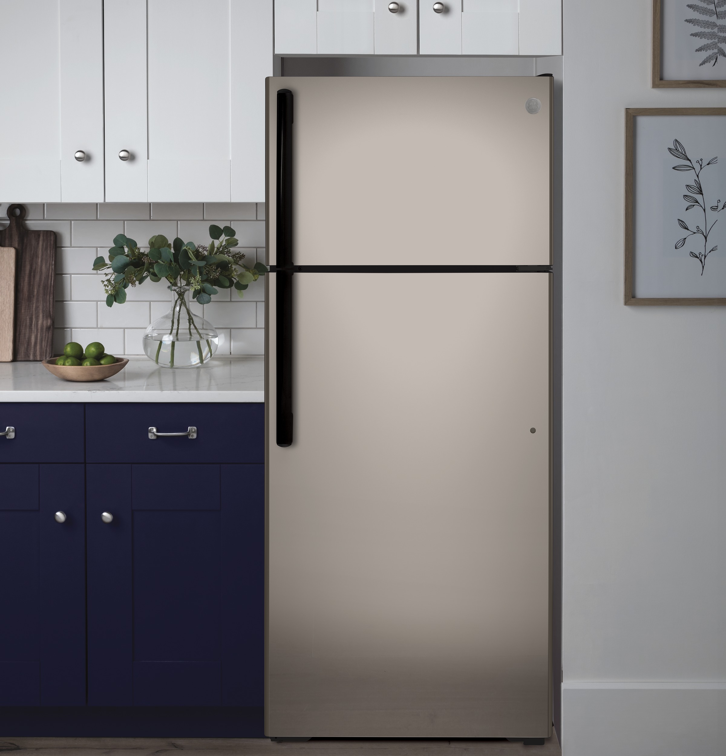 28" Energy Star Top Freezer 17.5 cu. ft. Refrigerator - View 6 | Fridge.com