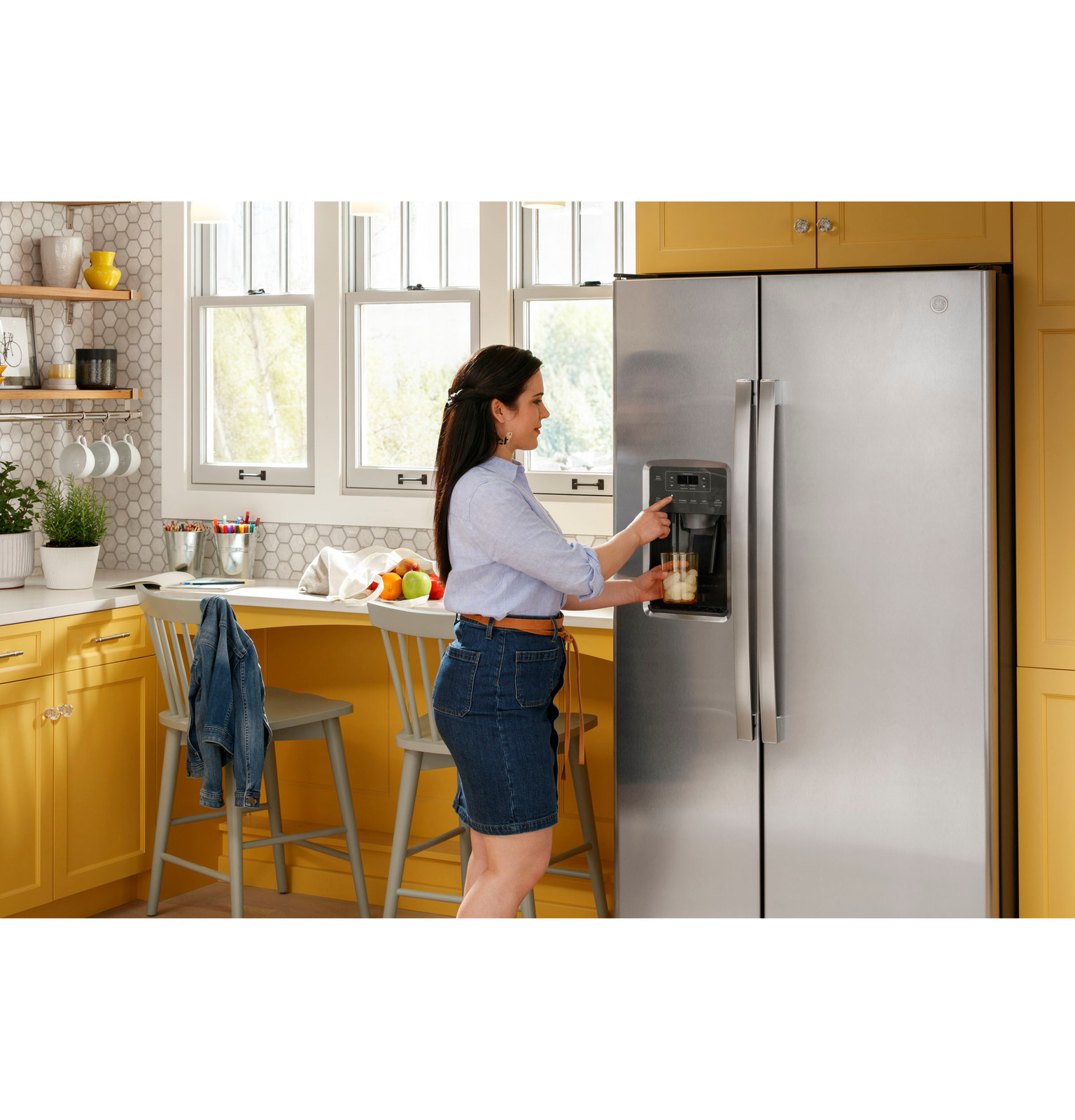GE® Energy Star® 23.0 cu. ft. Side-By-Side Refrigerator - View 4 | Fridge.com