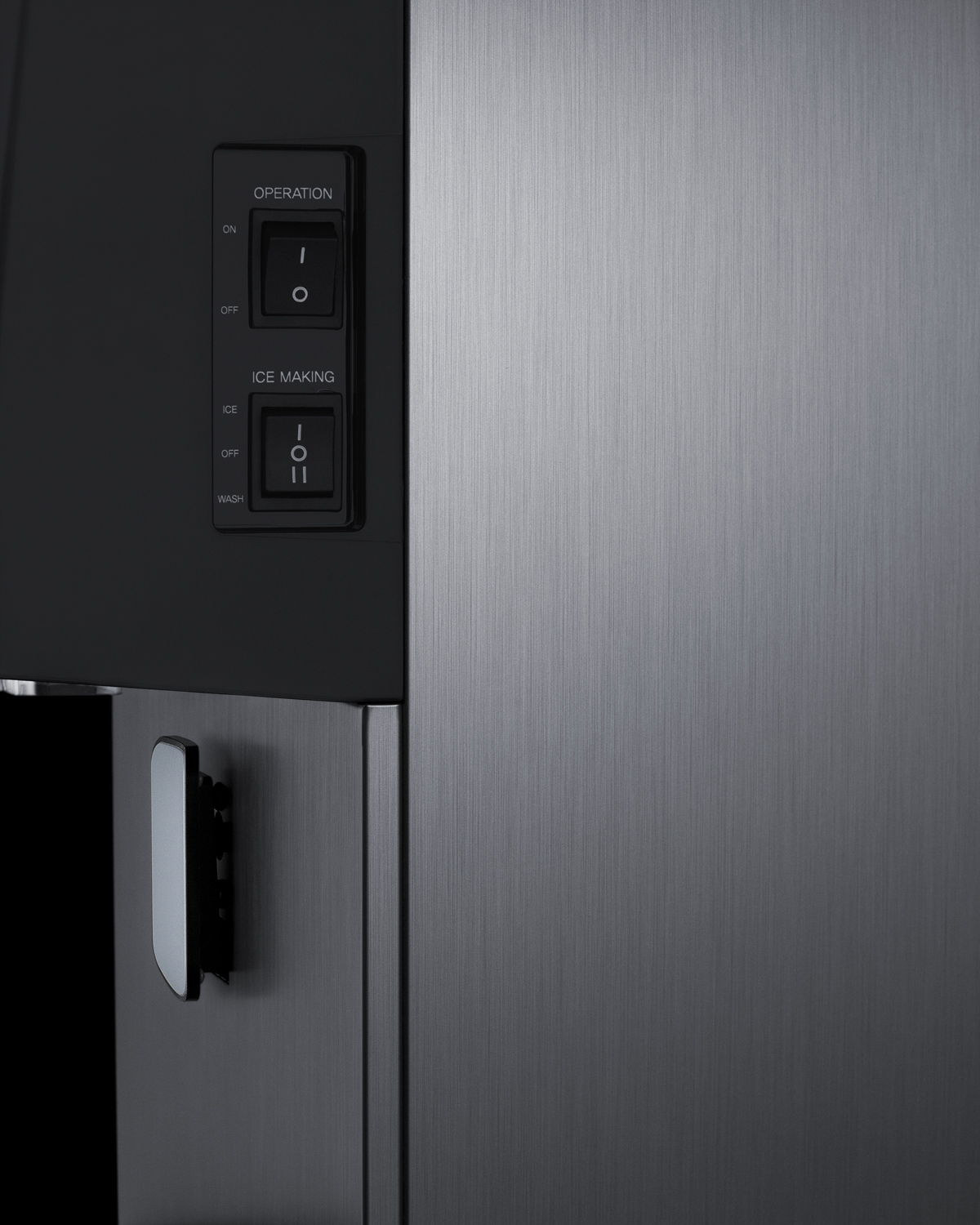 Summit Appliance 160 lb. Daily Production Nugget Clear Ice Freestanding Ice Maker - View 4 | Fridge.com