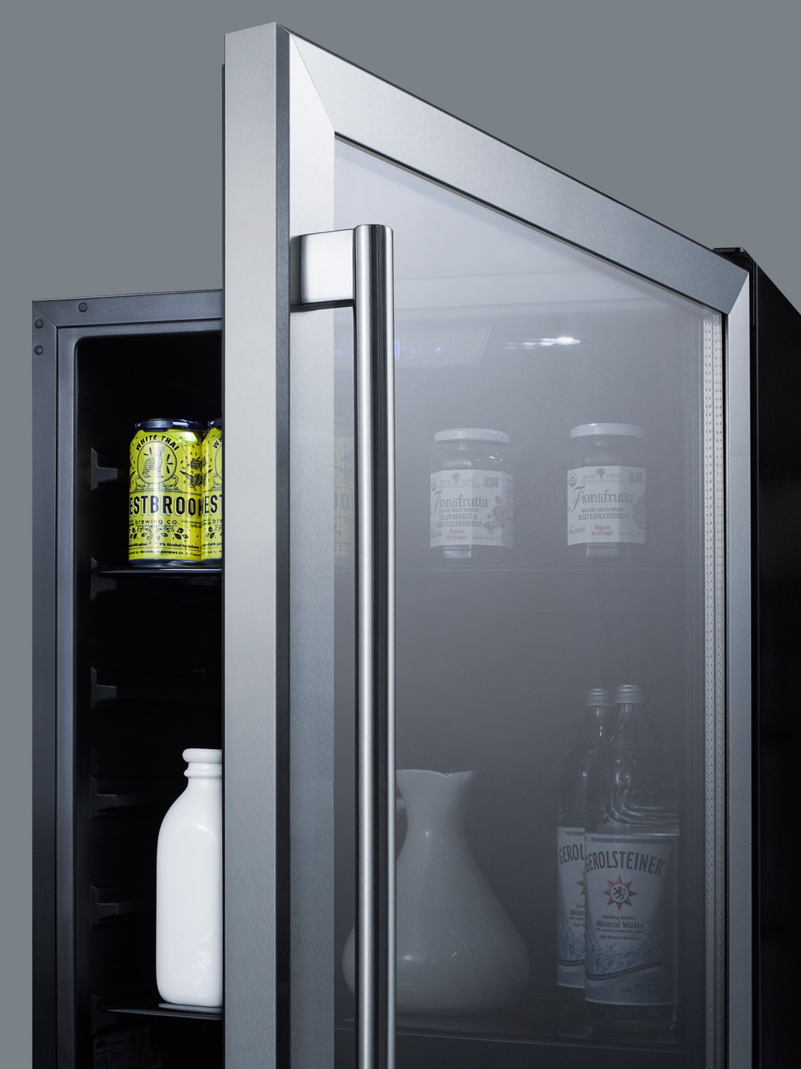 Summit Appliance 23.63'' W Convertible 108 Cans (12 oz.) 5 Cubic Feet Beverage Cooler With Reversible Glass Door - View 4 | Fridge.com