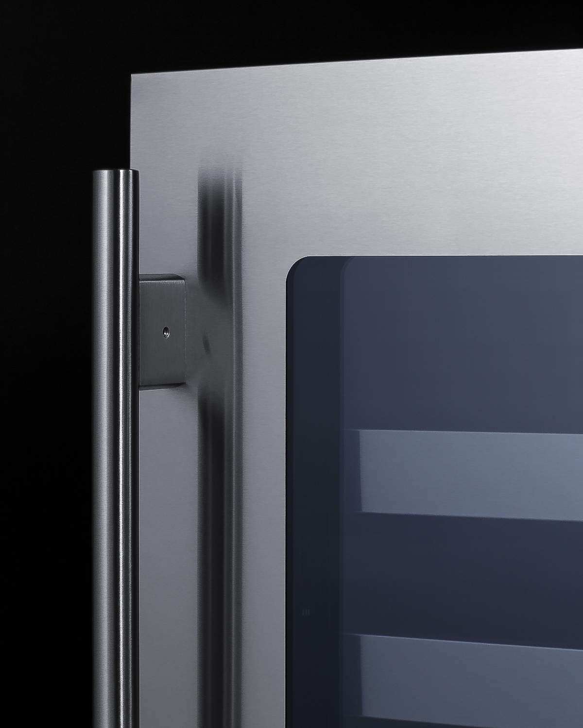 Summit Appliance Single Zone 14.75'' 18 Bottle Wine Refrigerator With Reversible Door - View 6 | Fridge.com