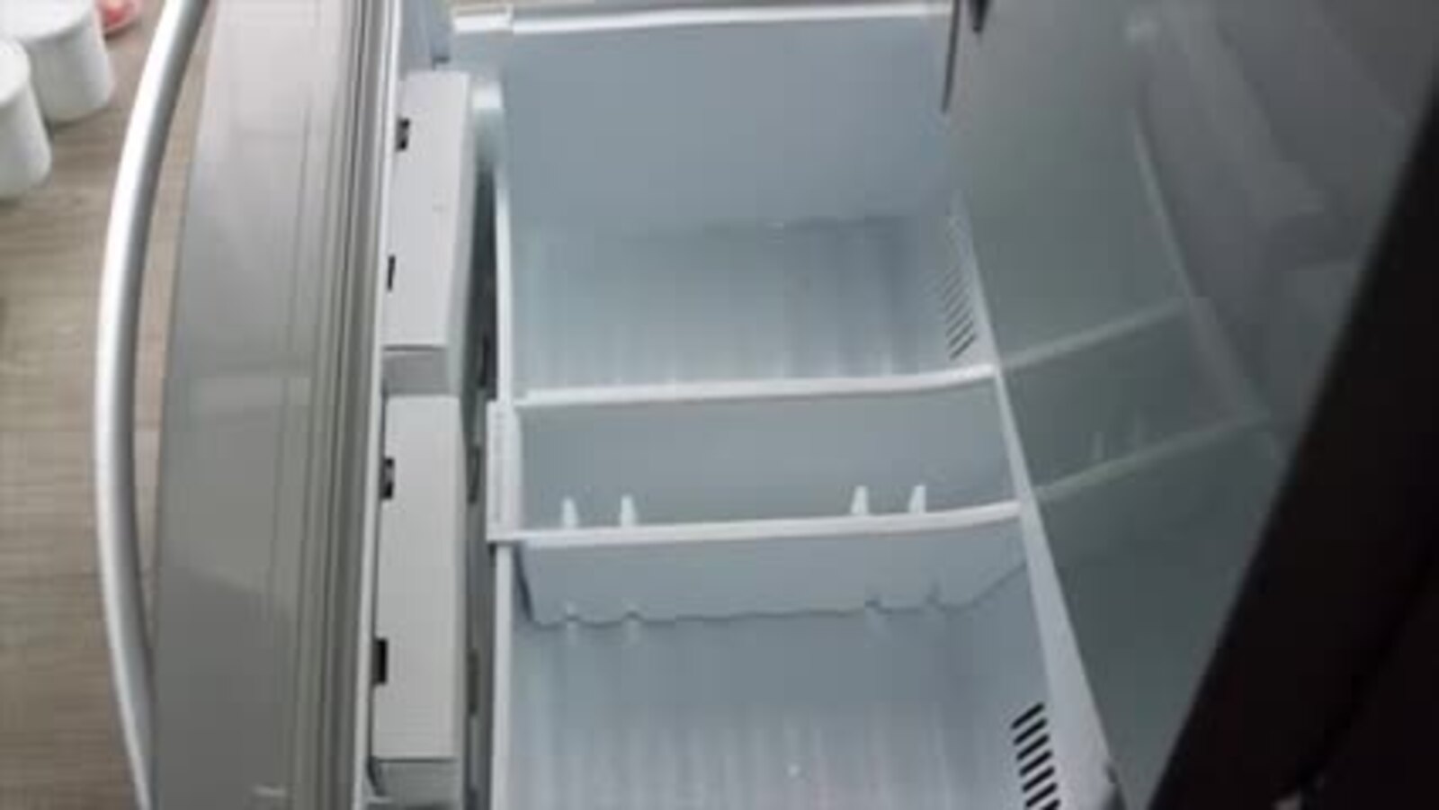 Whirlpool 30 In. Wide Top Freezer Refrigerator In White 18 Cu. Ft. - View 3 | Fridge.com